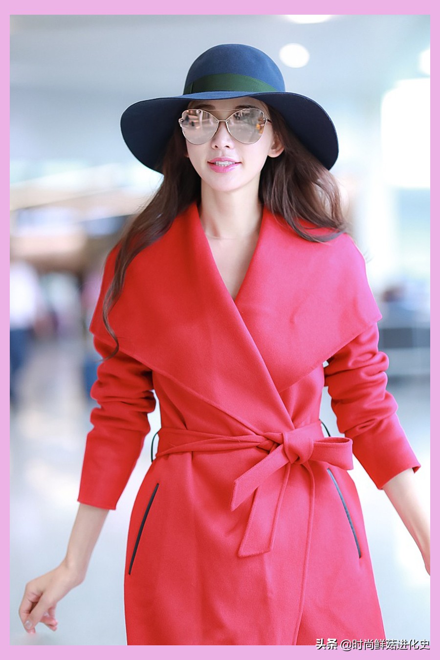 45岁林志玲机场街拍，红色大衣皱了一样穿！搭配深蓝色礼帽很摩登