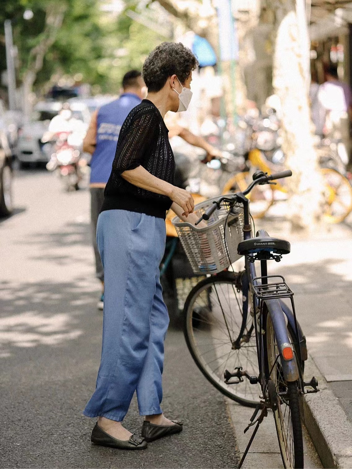 “上海奶奶”真不服老：仪态端庄，穿搭得体，个个都精致到骨子里