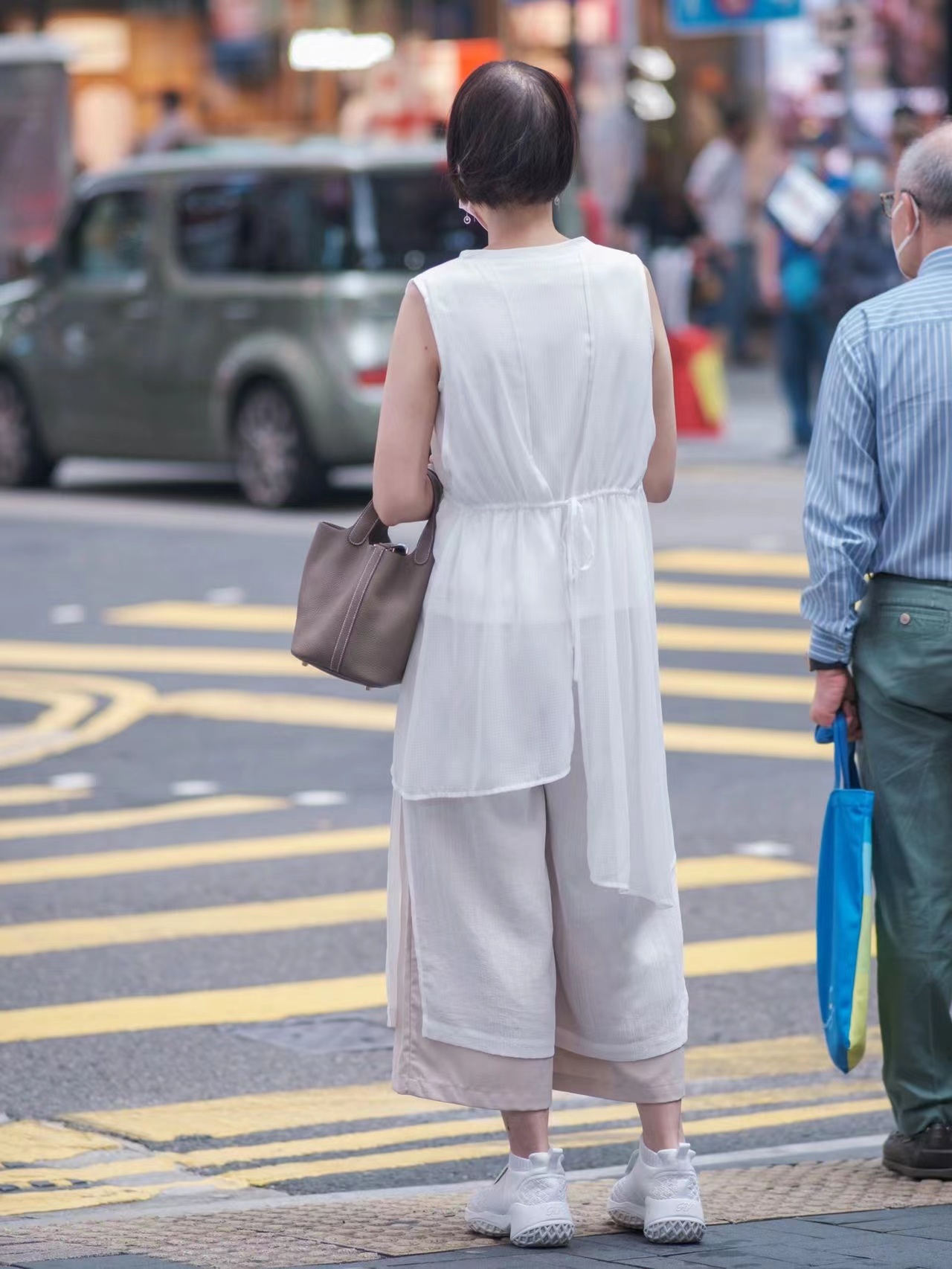 “上海奶奶”真不服老：仪态端庄，穿搭得体，个个都精致到骨子里