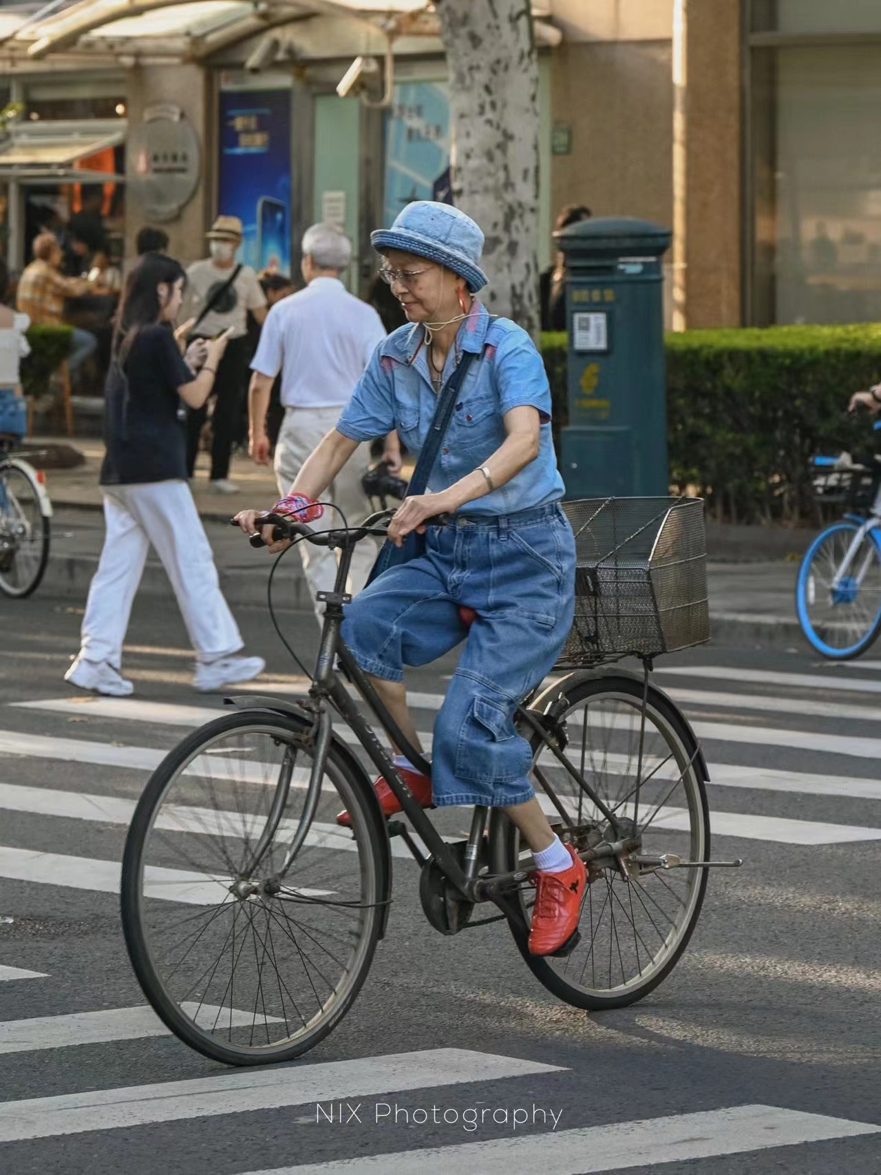 “上海奶奶”真不服老：仪态端庄，穿搭得体，个个都精致到骨子里