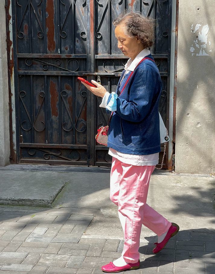 看上海街拍学“早春穿搭”，大妈们穿得时尚又减龄，比小姑娘抢眼