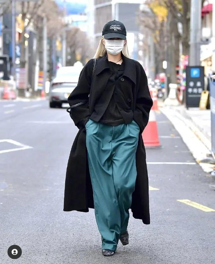 韩国街拍摄影师，首尔街头的时髦女孩秋冬穿搭范本