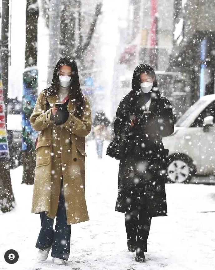 韩国街拍摄影师，首尔街头的时髦女孩秋冬穿搭范本