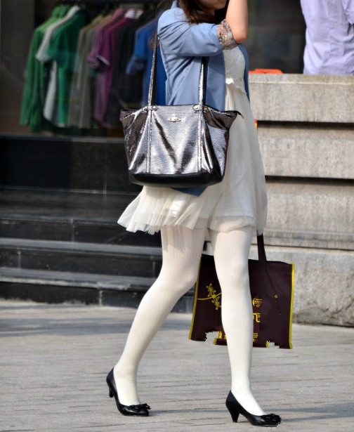 街拍：白色丝袜作为百搭的单品，与裙装的搭配，尽显时尚感
