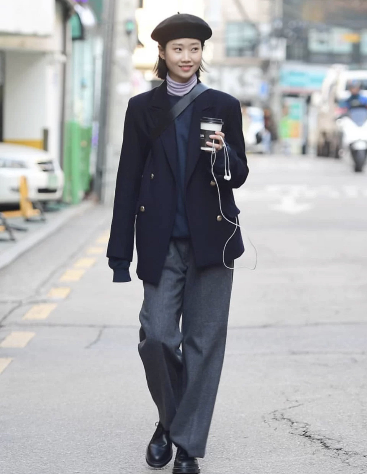 韩国街拍才是时尚大秀，初冬穿法真是新奇，一眼看出中韩差别
