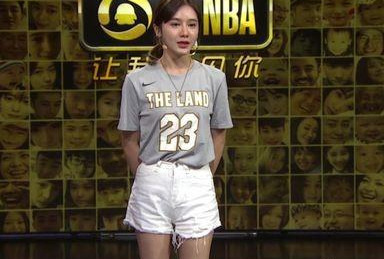 腾讯NBA第一女神，美娜直播露底，被网友质疑：腿缝怎么这么大？