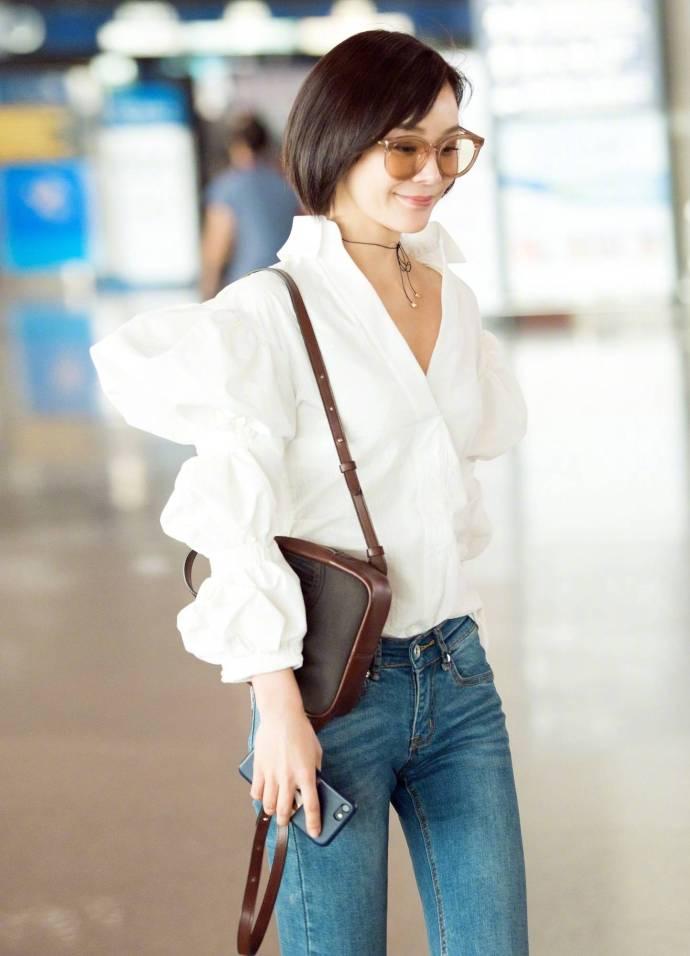 袁珊珊穿4k泡泡袖现身机场，网友：好像披了个巨大的卫生巾！