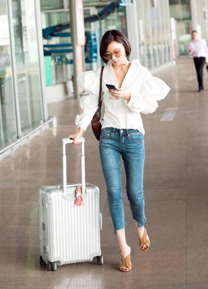 袁珊珊穿4k泡泡袖现身机场，网友：好像披了个巨大的卫生巾！
