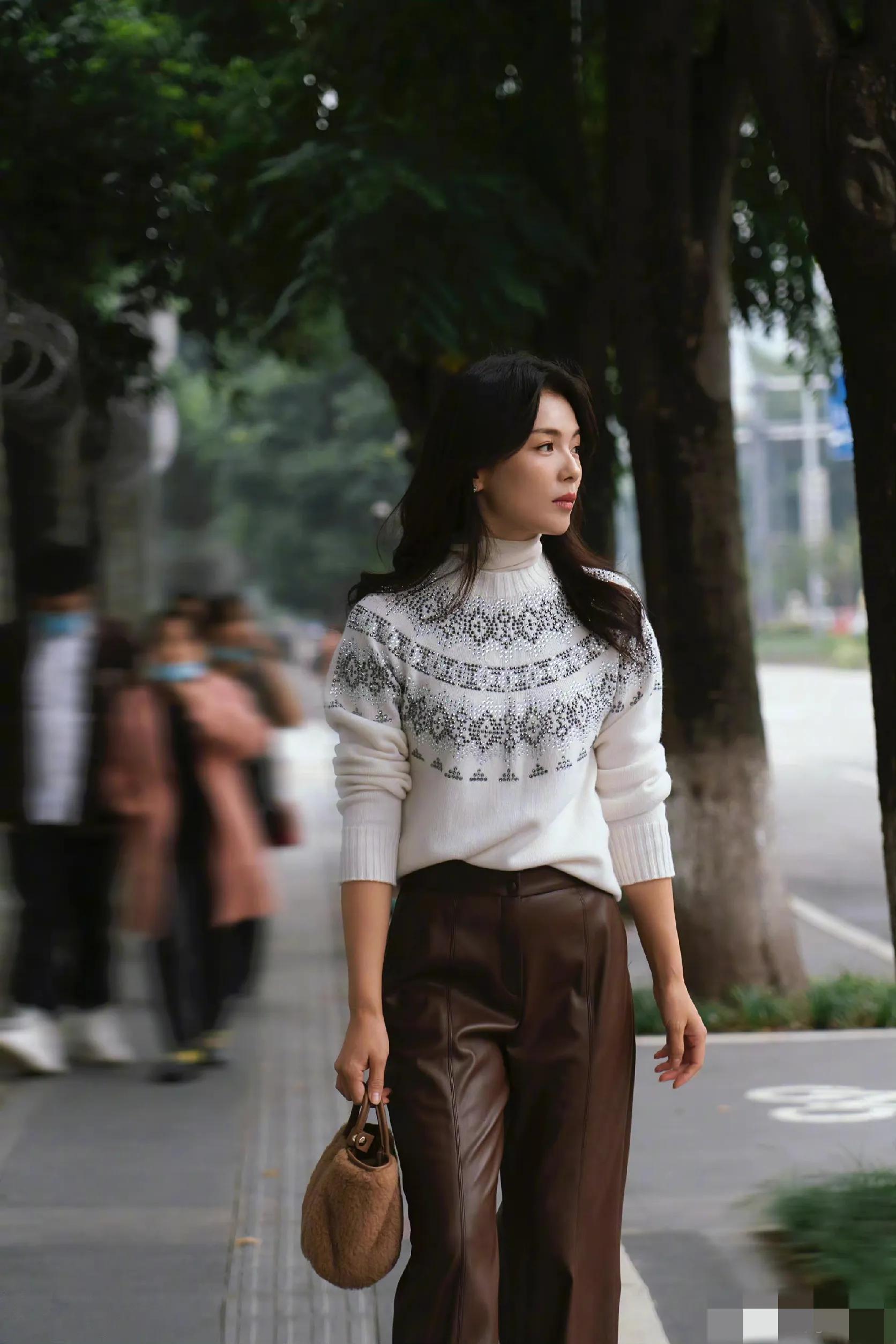 刘涛晒街拍照，白色针织衫搭配皮裤，温婉大气，优雅知性。