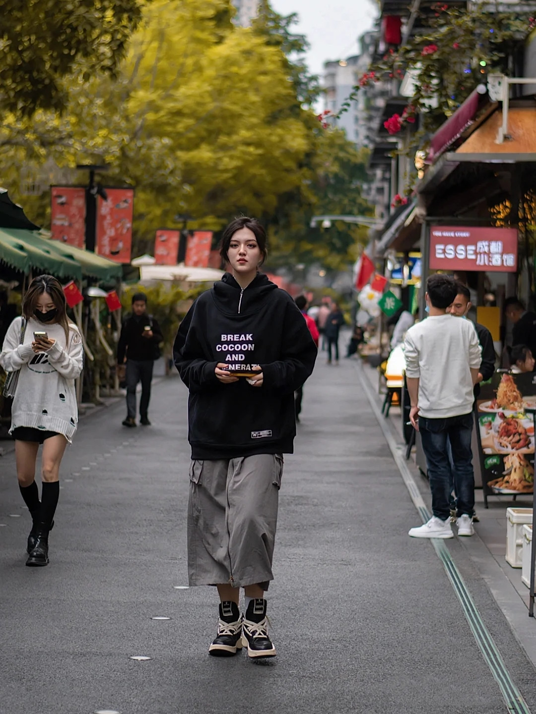 成都“望平街”果然是时尚女人聚集地，路人的穿搭随性又有辨识度