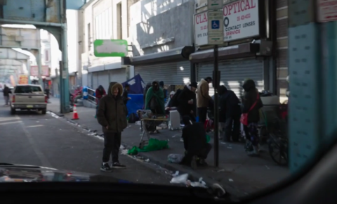 实拍美国费城街头露天毒品市场：瘾君子当众吸食 针头垃圾遍地
