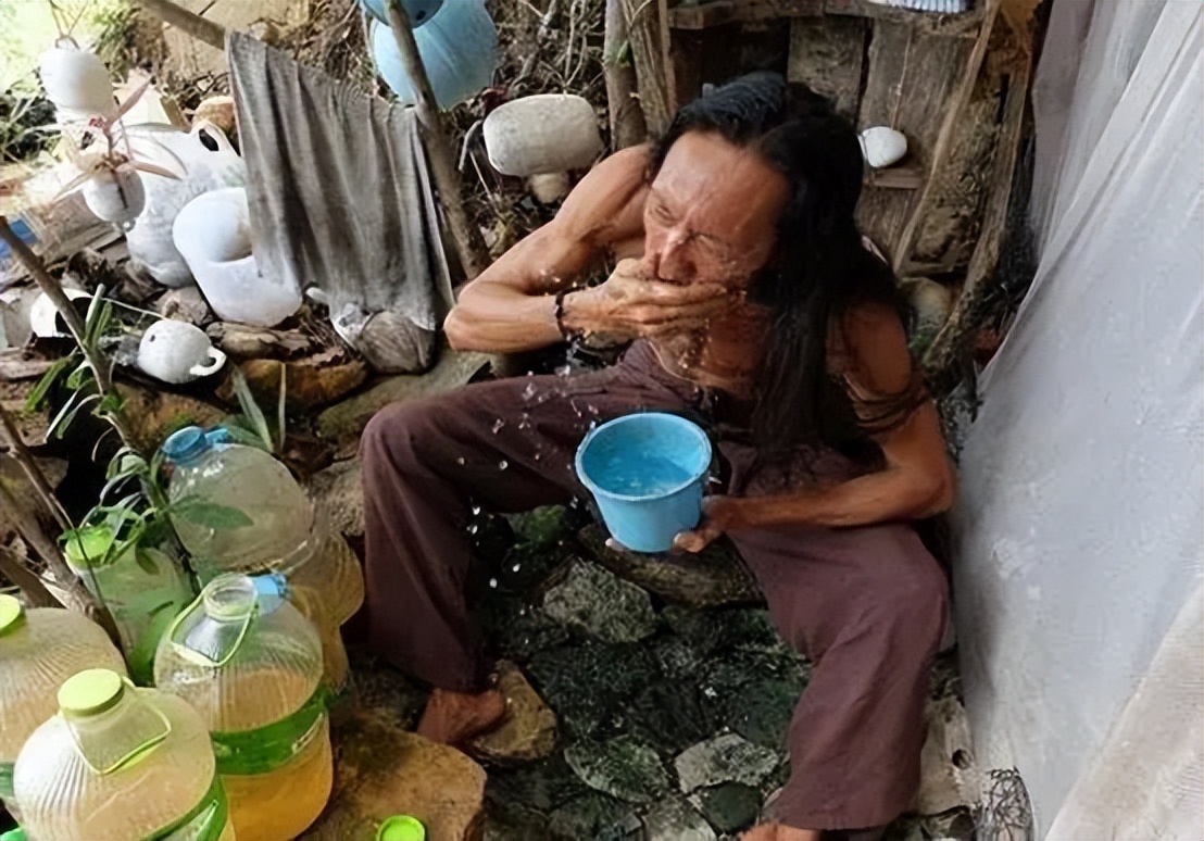 泰国流浪汉隐居山洞20年，经常有多位美女相伴，警方都管不到