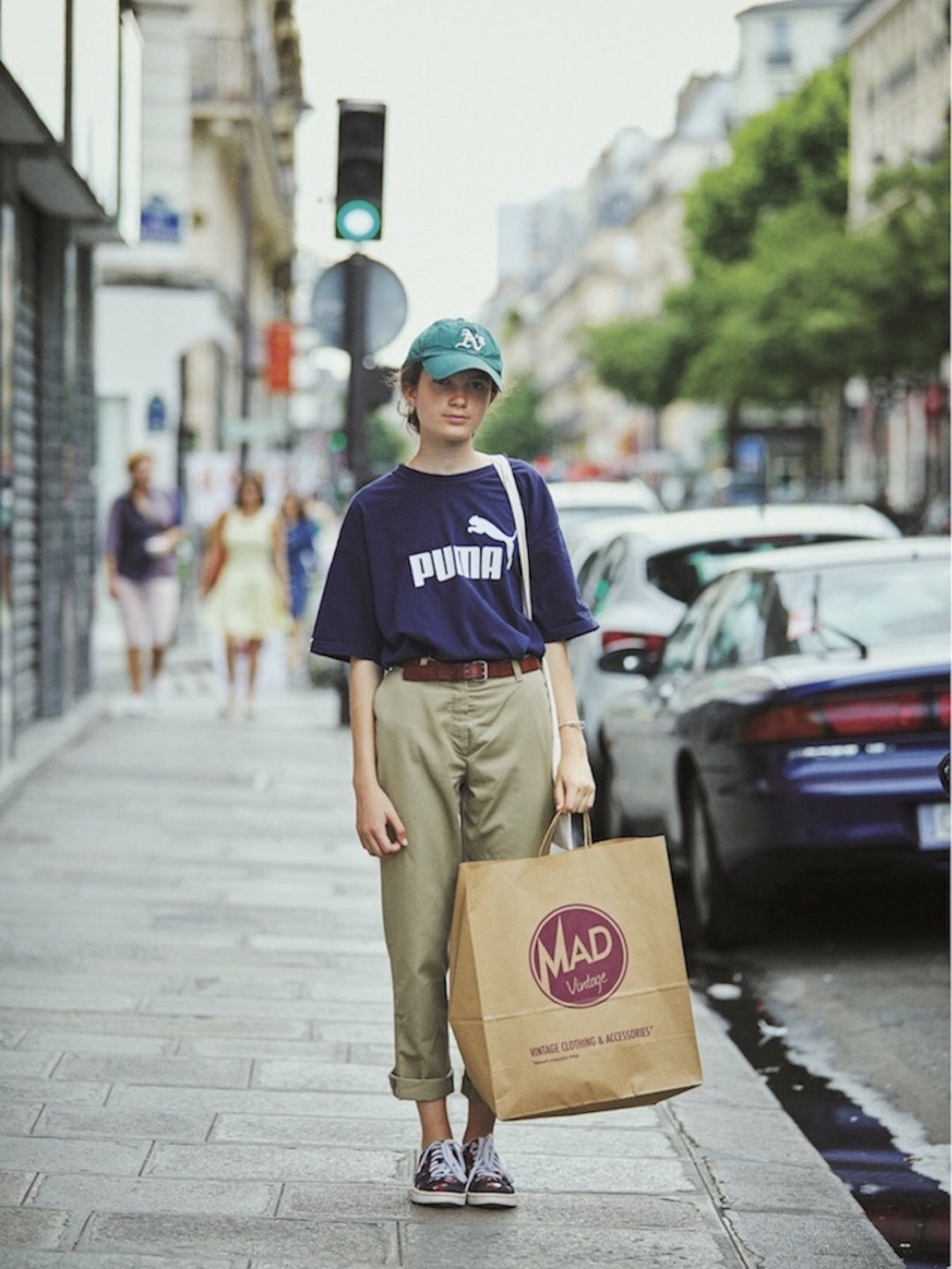 “人间真实”的巴黎街拍，丰腰、圆臀、小个子，却意外时髦自信