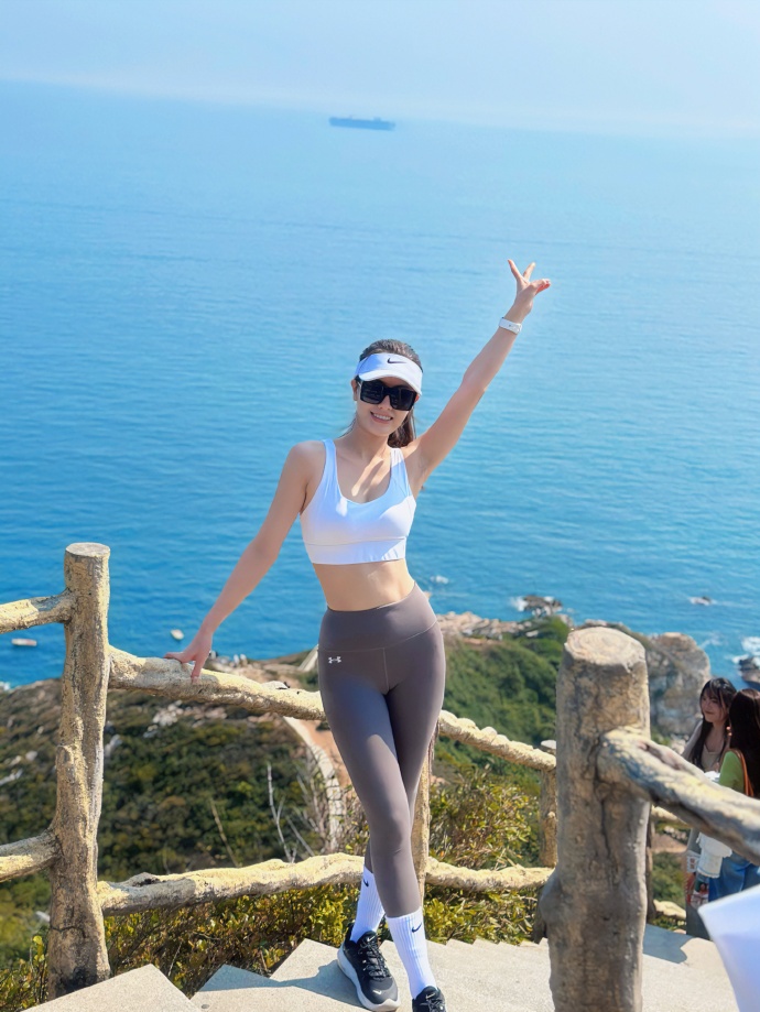 旅游小姐冠军王晓娜晒登山写真，穿露脐背心紧身裤，凸显曼妙身材