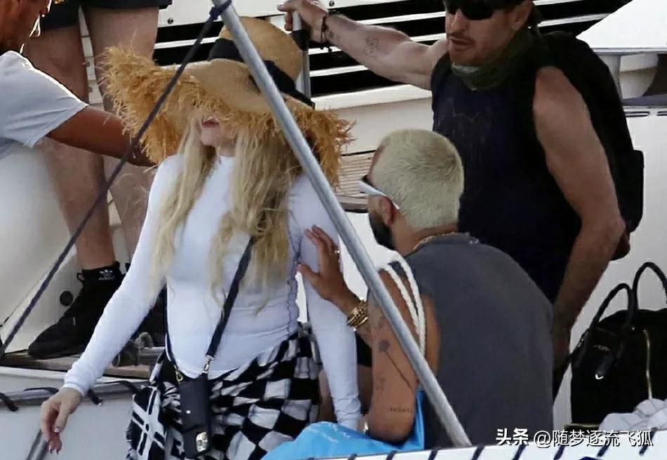 麦当娜坐游轮海上度假 戴遮阳帽穿白色紧身衣亮相惬意十足