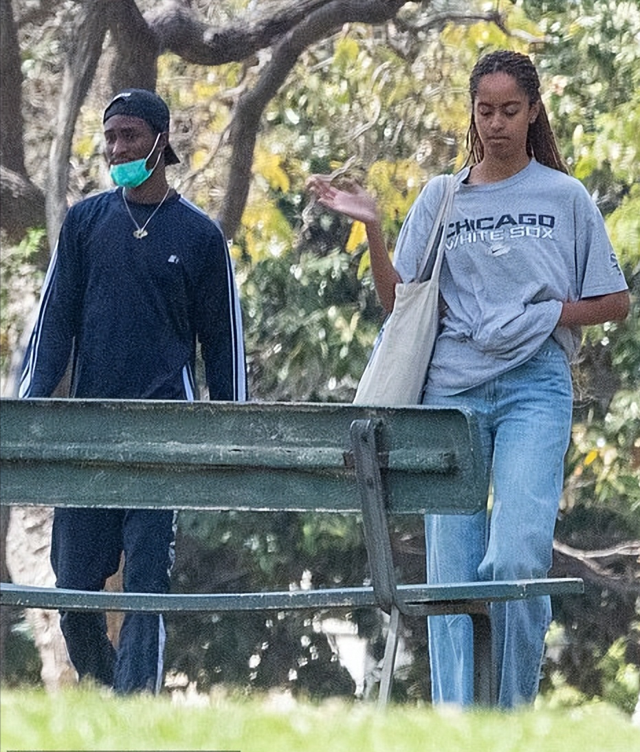 奥巴马大女儿和准妹夫出街！坐长凳抽烟真是老烟枪，穿大T恤霸气