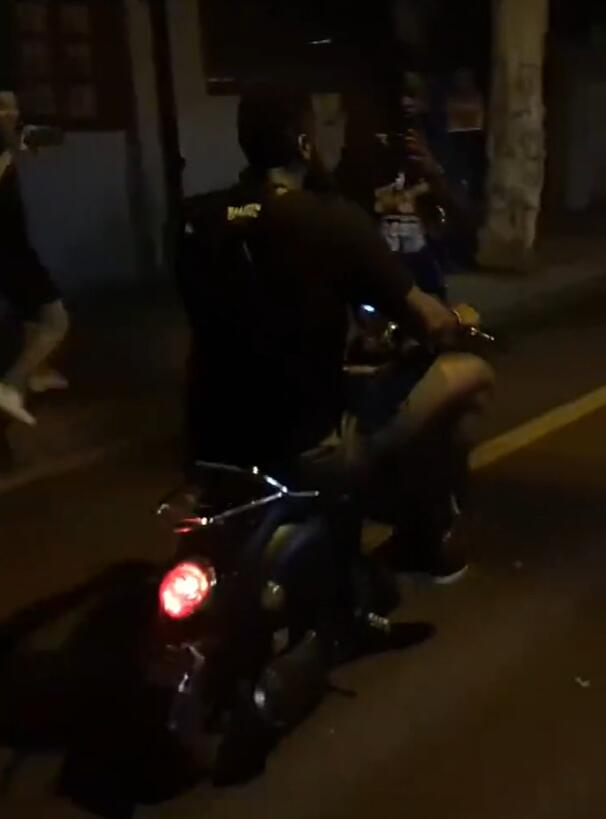 霸气，哈登上海街头骑龟车，球迷：屁股才是亮点