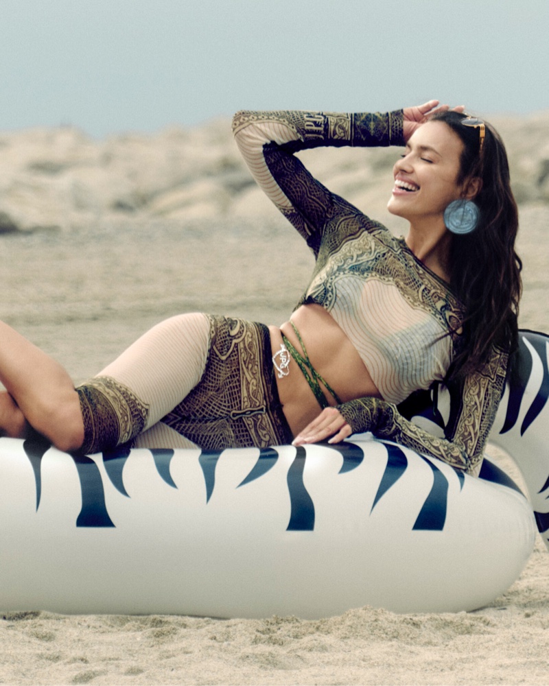 超模伊琳娜·谢克 (Irina Shayk) 拍摄的夏季时尚泳装大片