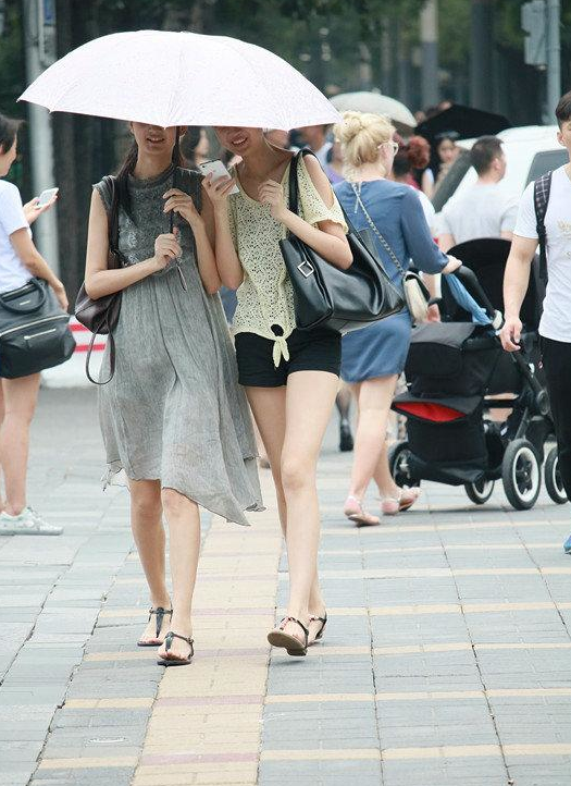 街拍：南京步行街遇两个穿凉鞋的美女，谁发现其实她们是双胞胎？