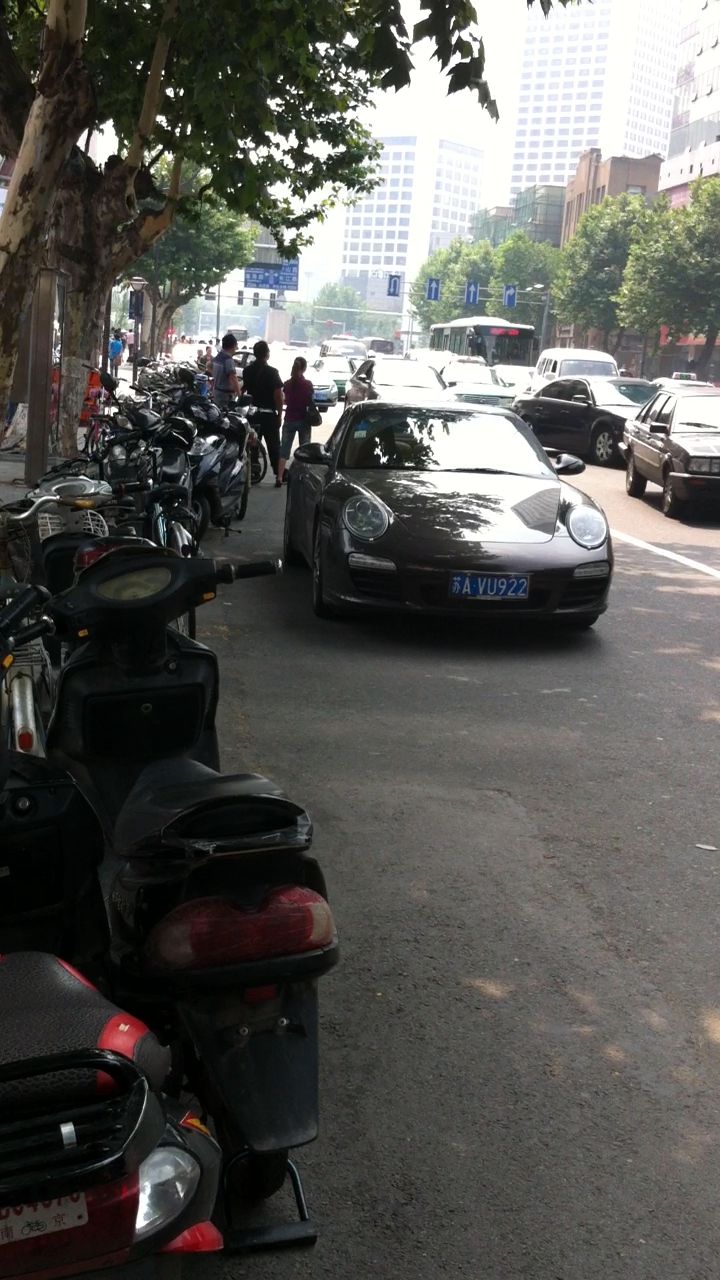 街拍南京的另一角，苏A牌照保时捷处处可见！
