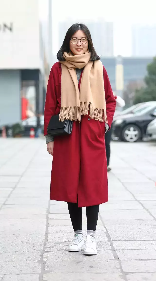 时尚街拍：冬季毛衣+半裙，那么优雅迷人怎么能错过