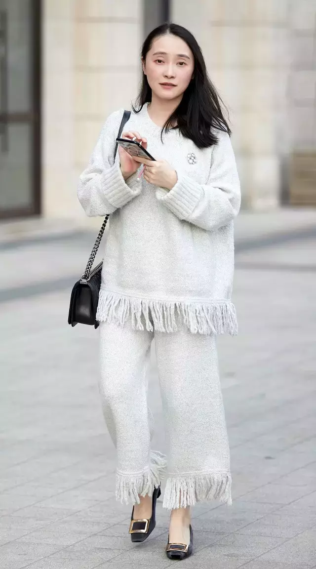 时尚街拍：冬季毛衣+半裙，那么优雅迷人怎么能错过