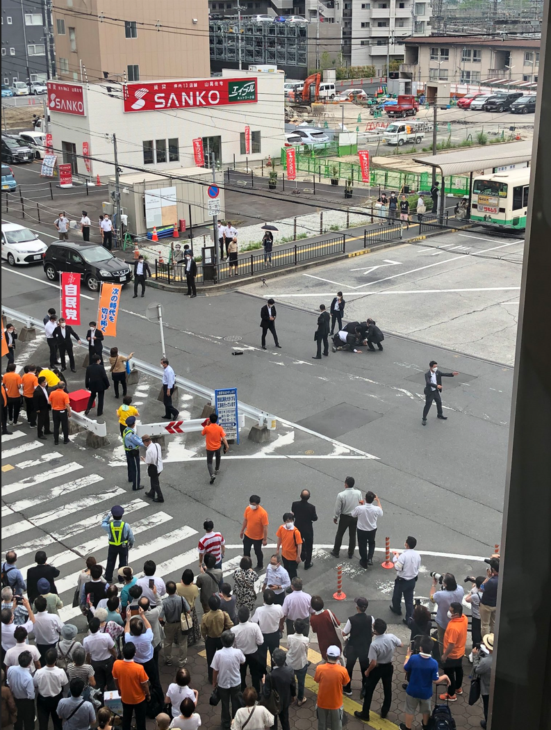 安倍晋三街头遇袭，胸部中弹后紧急送医，已处于心肺停止状态