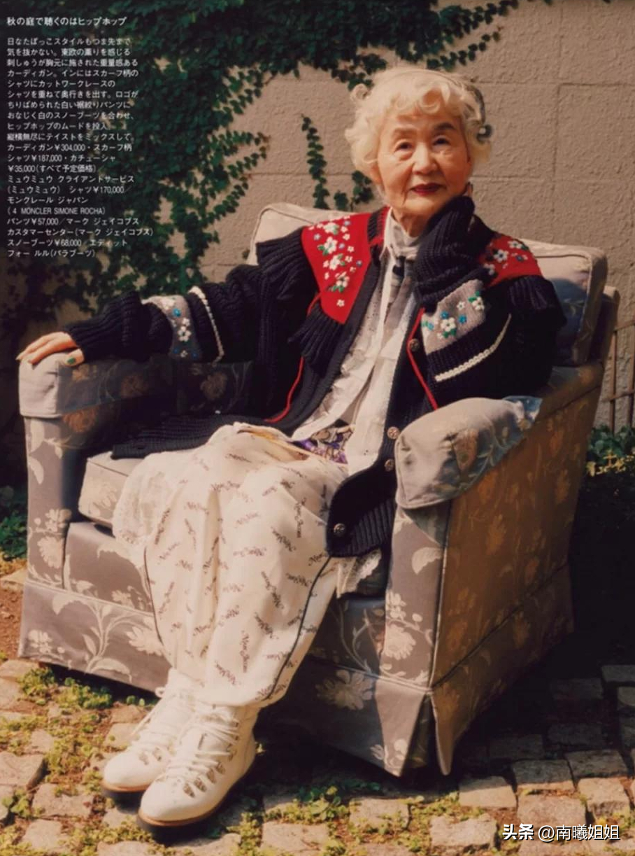 被“日本奶奶”街拍惊艳了！打扮简约不失精致，满头白发依然优雅