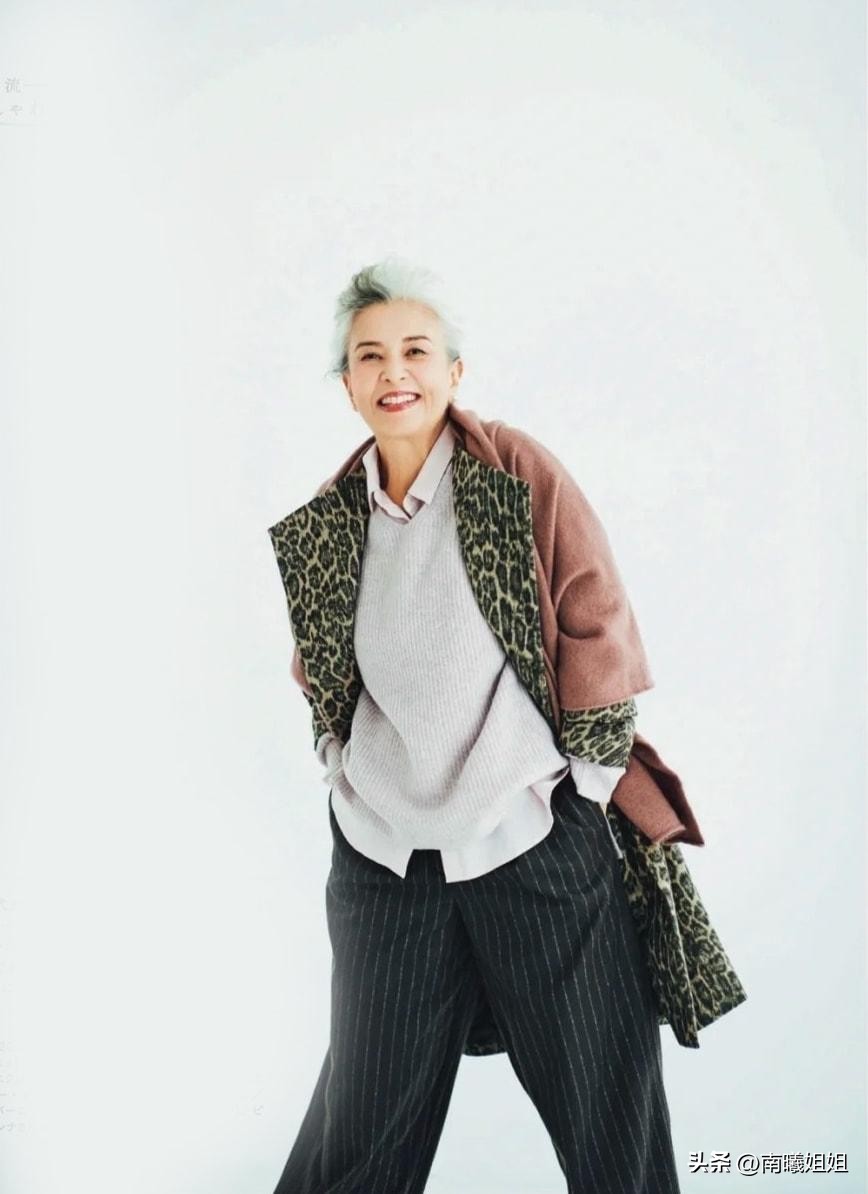 被“日本奶奶”街拍惊艳了！打扮简约不失精致，满头白发依然优雅