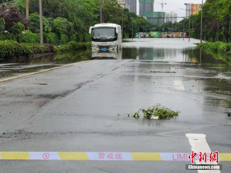 直击洪水消退后的河南郑州街头