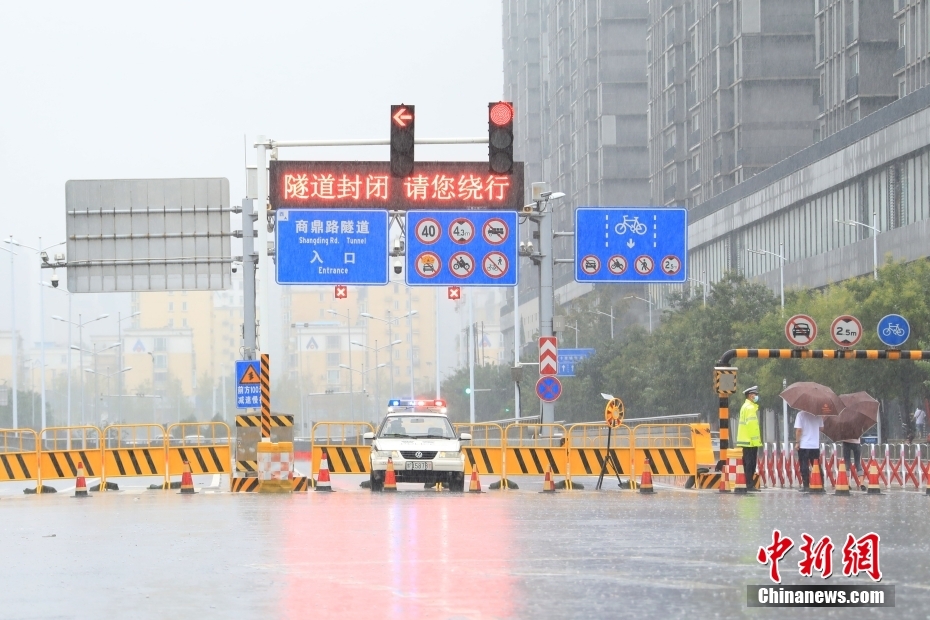 直击暴雨下的郑州街头