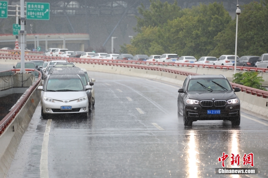 直击暴雨下的郑州街头