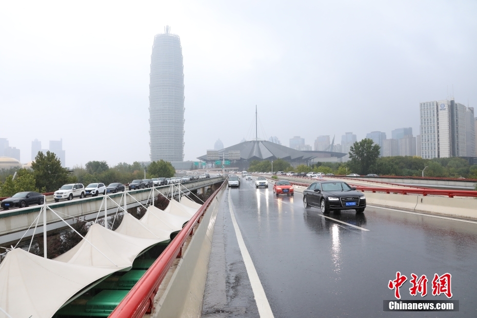 直击暴雨下的郑州街头