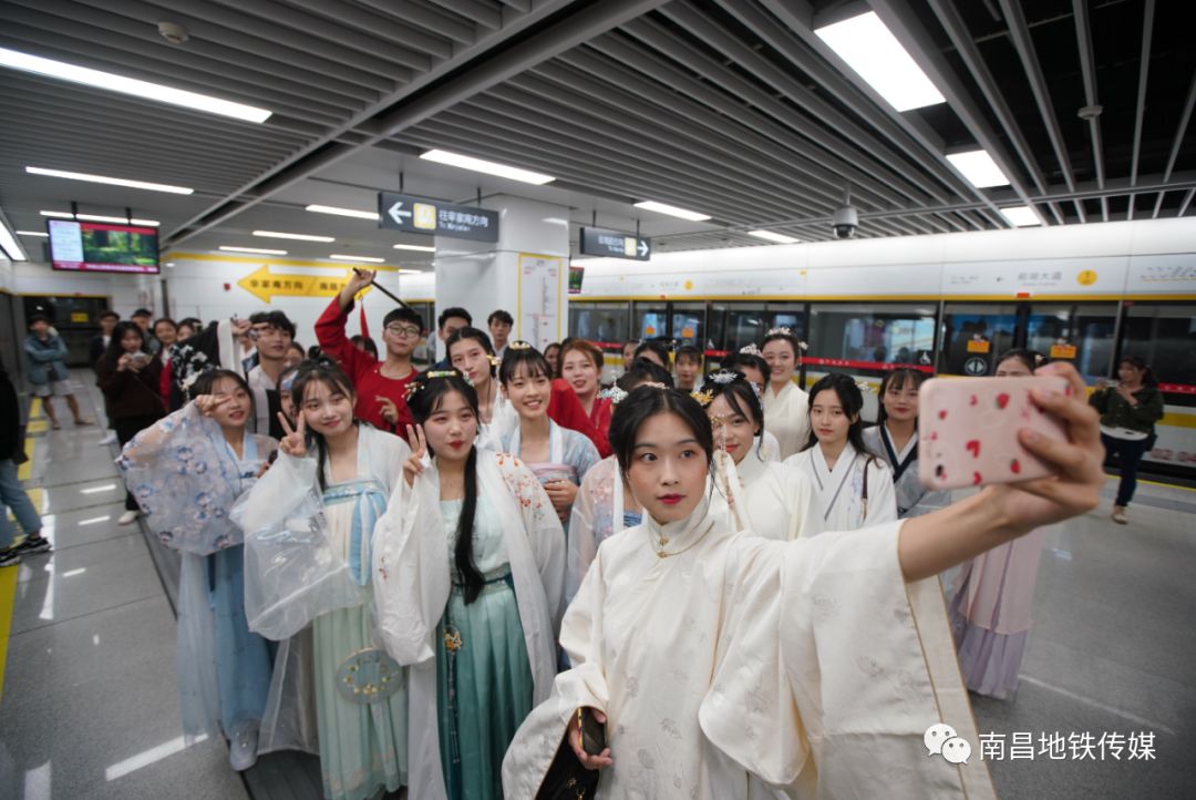 养眼了！南昌地铁40多名身穿汉服的美女“穿越”而来