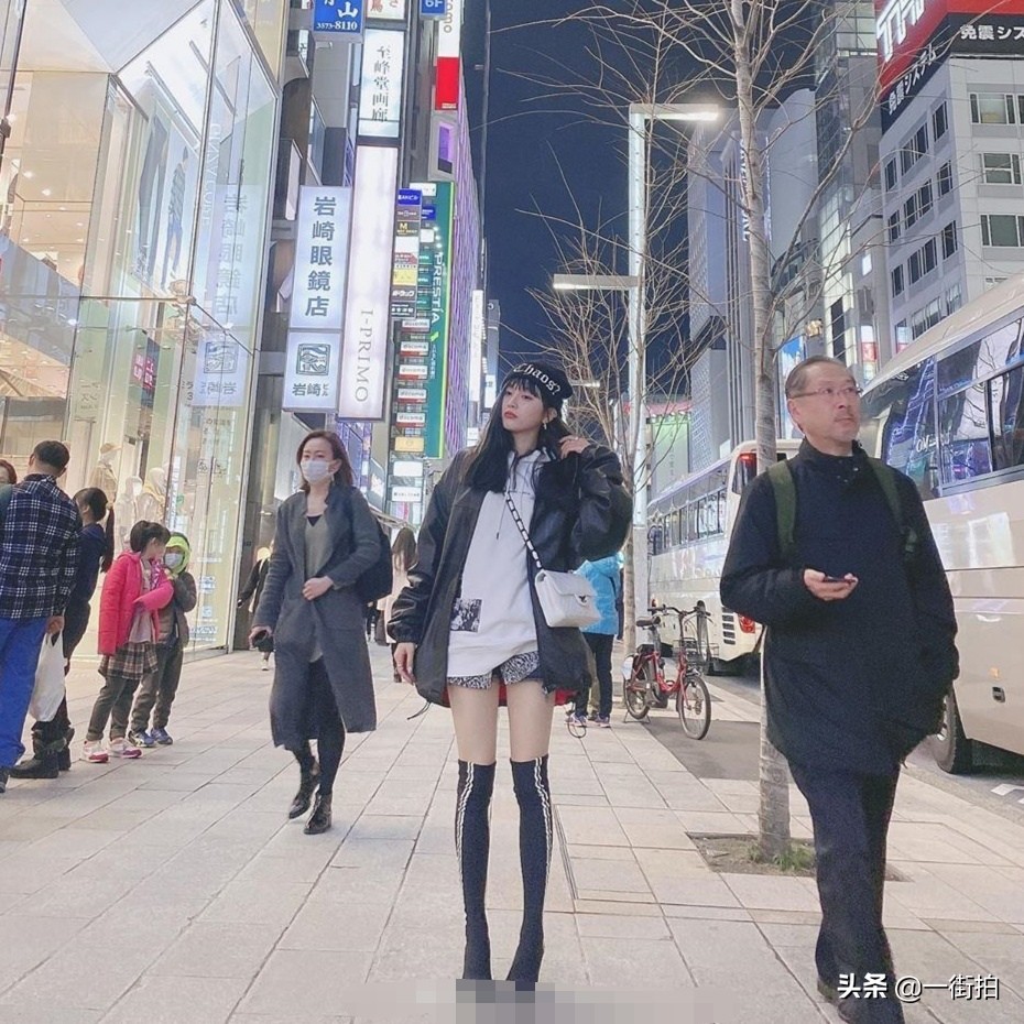 吴宣仪日本旅游，造型养眼大长腿秀不停，网友：身材比杨幂还好