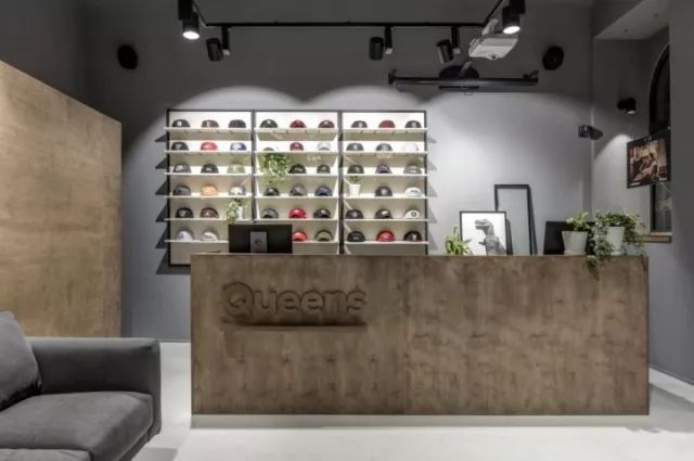 Queens，捷克运动鞋街头商店