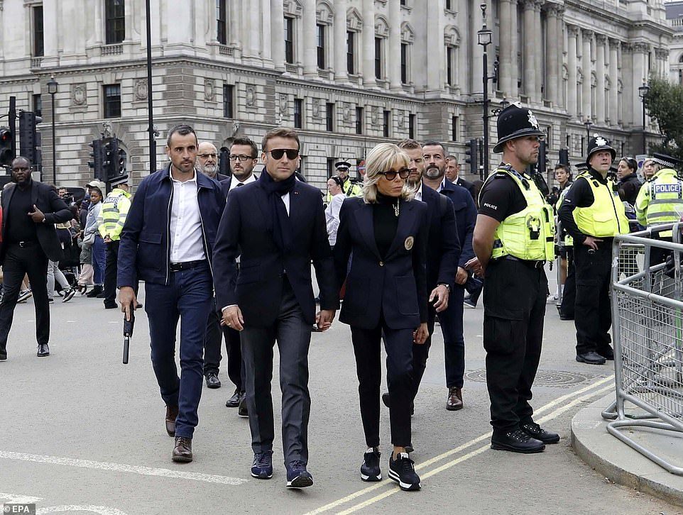 英女王葬礼前日，马克龙被拍到穿运动鞋走在伦敦街头，引发争议