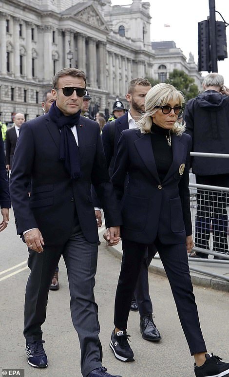 英女王葬礼前日，马克龙被拍到穿运动鞋走在伦敦街头，引发争议