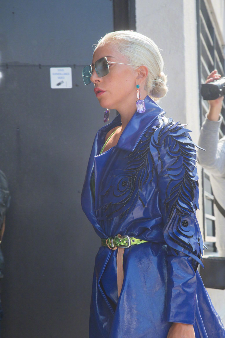 Lady Gaga戴大框墨镜，穿荧光绿内衣露香肩，脚踩恨天高亮相