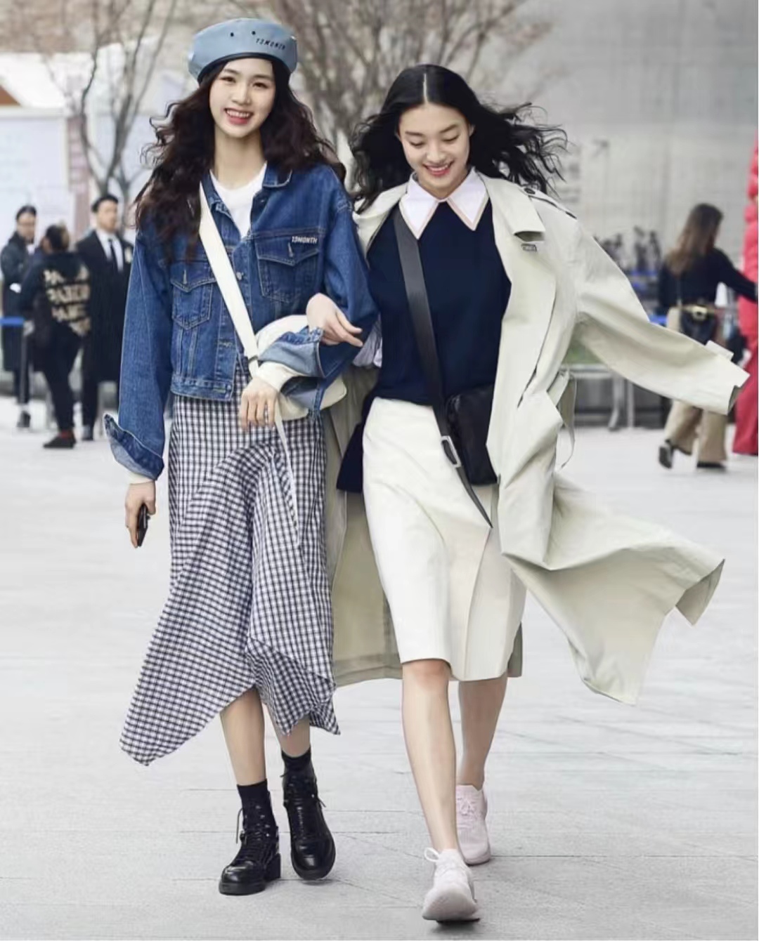 韩国女生太会穿，首尔街拍上演“风衣大秀”，妆容精致穿出高级感