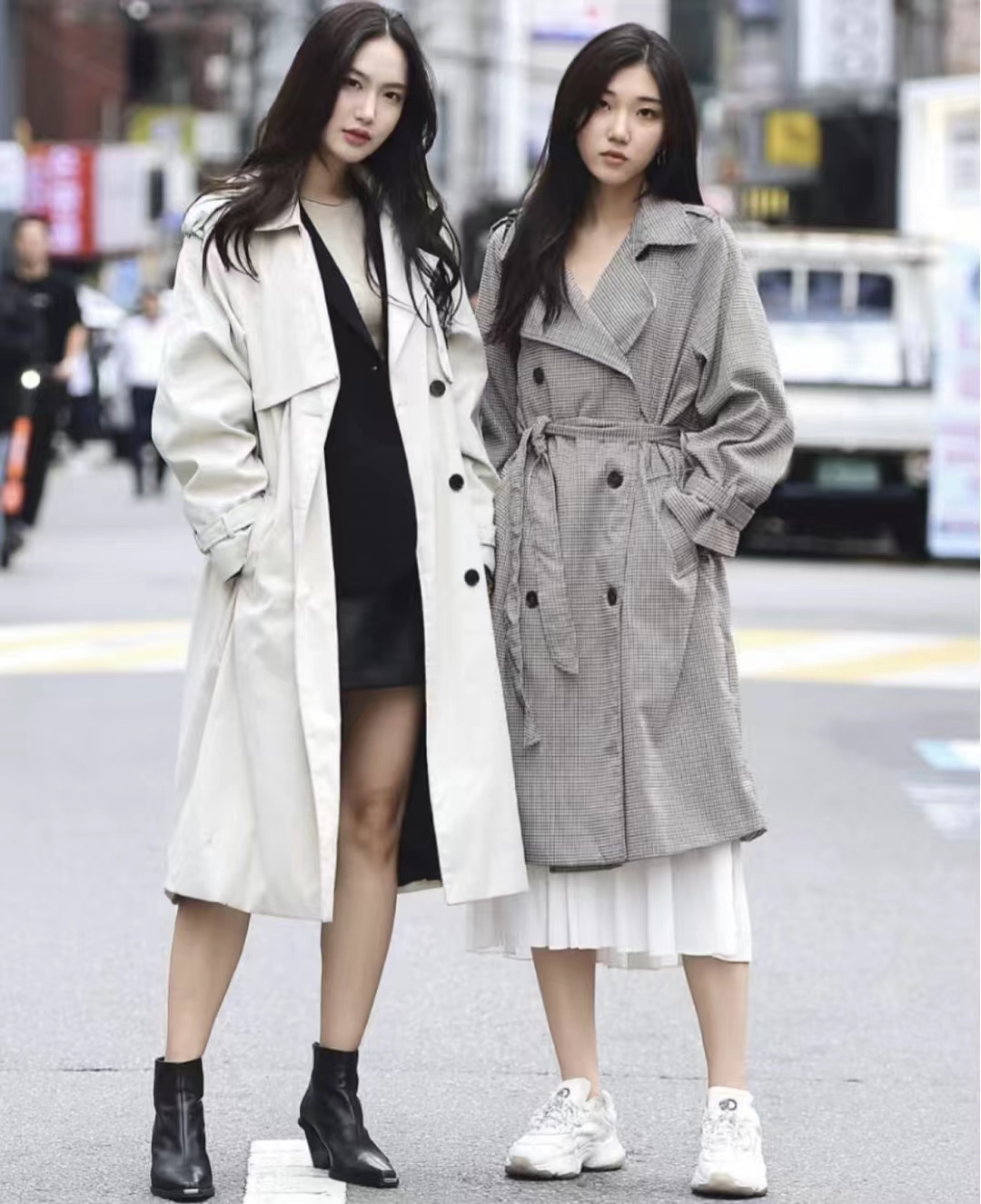 韩国女生太会穿，首尔街拍上演“风衣大秀”，妆容精致穿出高级感