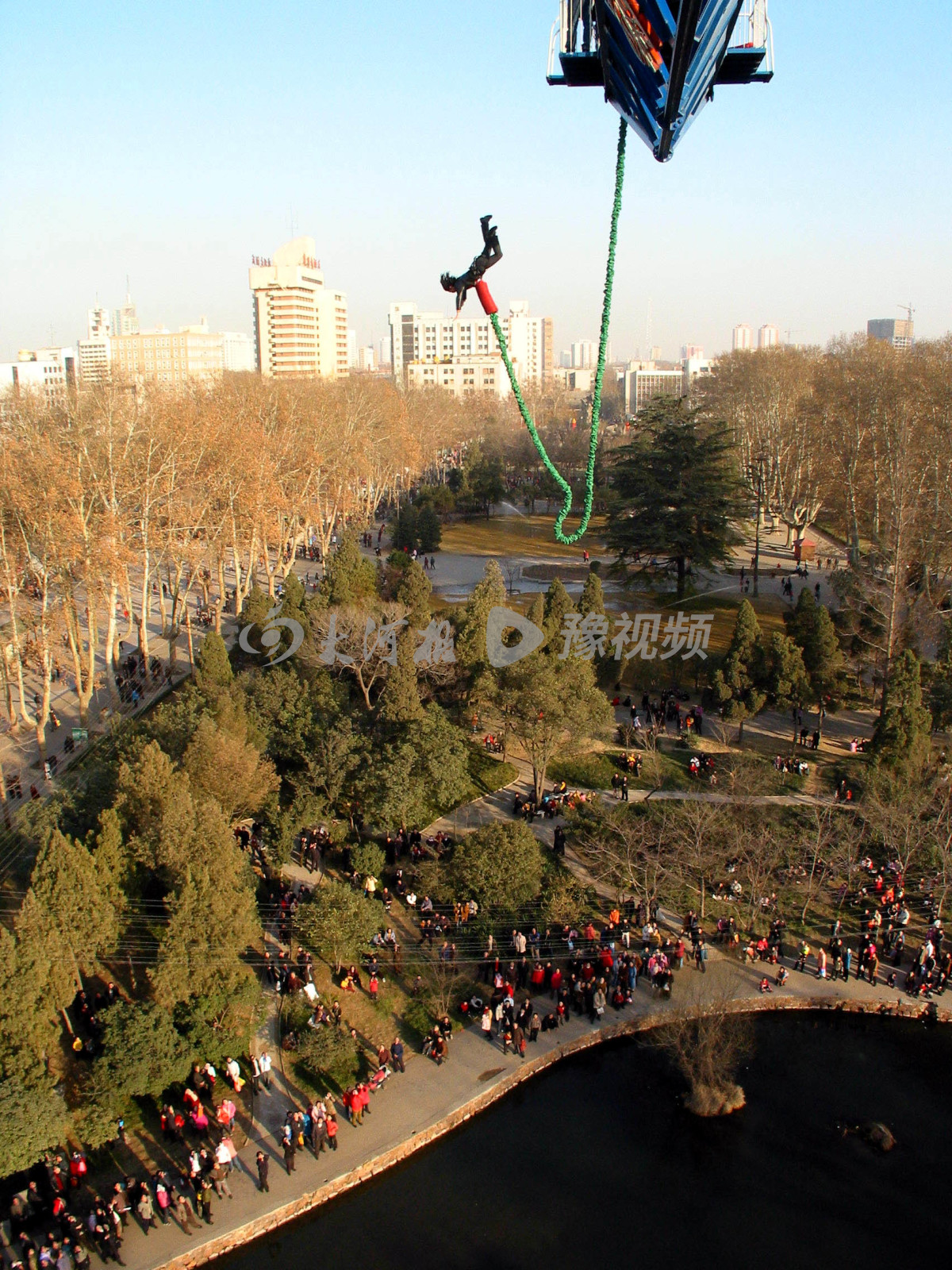 郑州记忆丨20年前的一组街拍：磁带，街头电影与蹦极