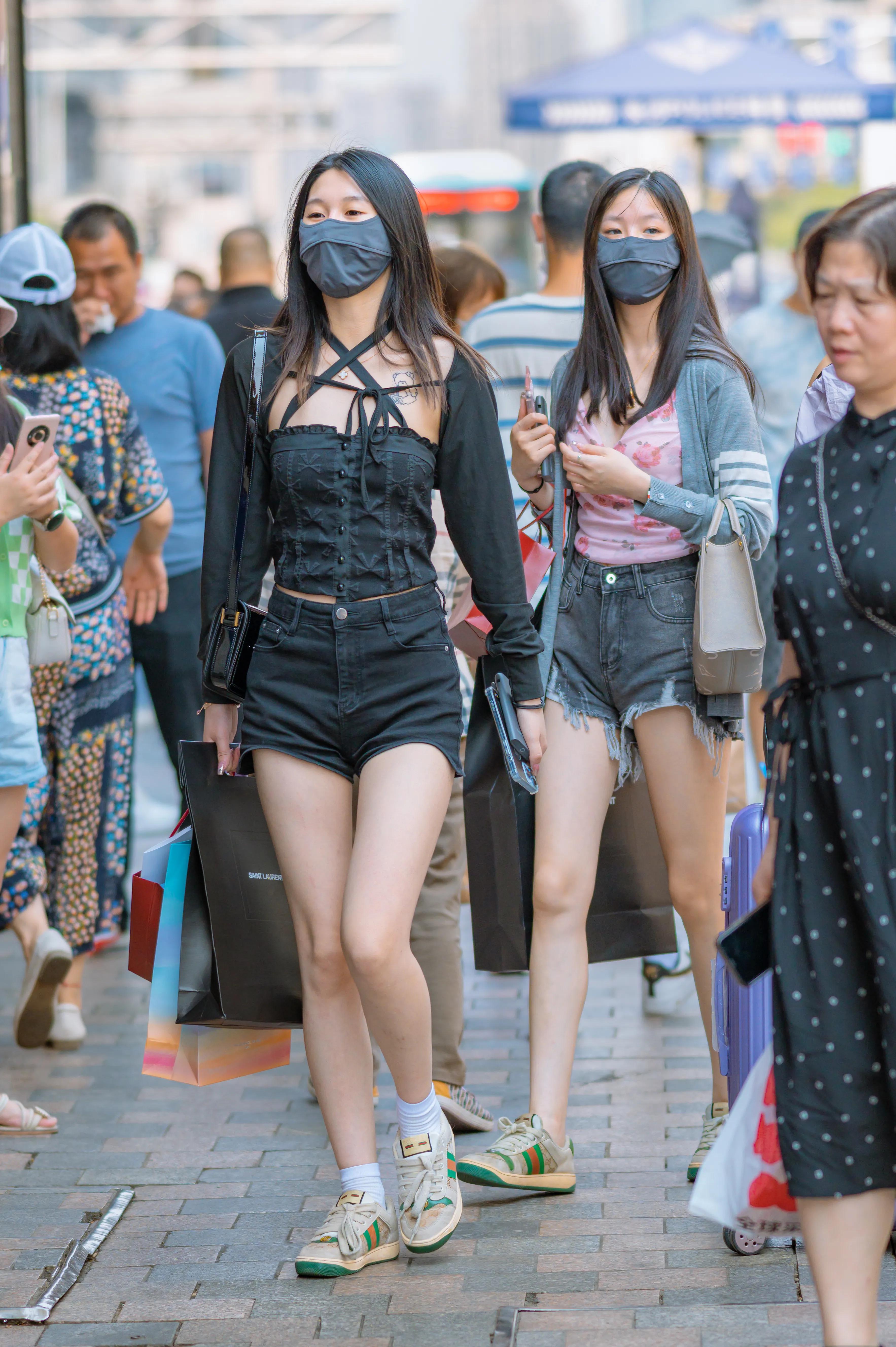 长沙街拍｜正在逛街购物的时尚姐妹