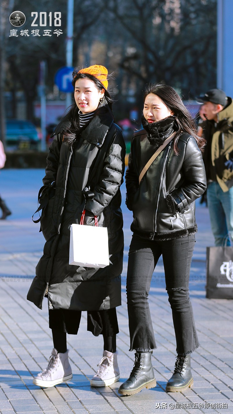 街拍：在这个冬季最普通常见的穿衣搭配，既保暖又时尚