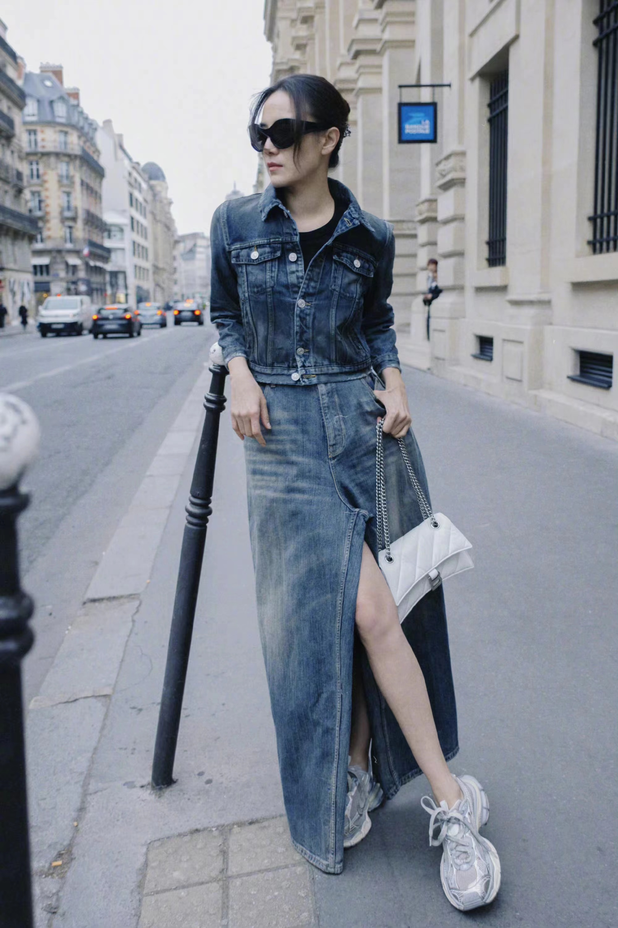 宋佳晒巴黎时装周街拍，穿牛仔装摩登前卫，不知是裤还是裙？