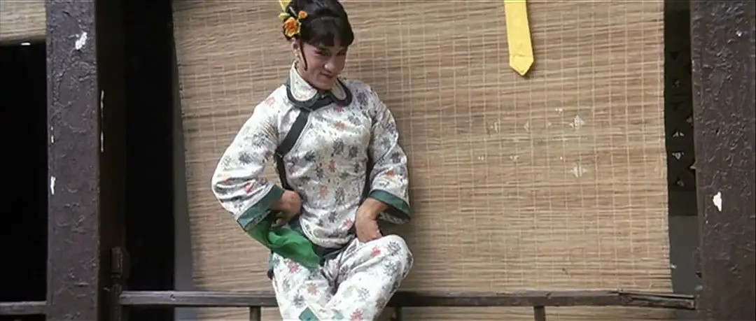 吴京30岁时穿女装被萧蔷调戏！电影里的硬汉，原来也可以如此妩媚