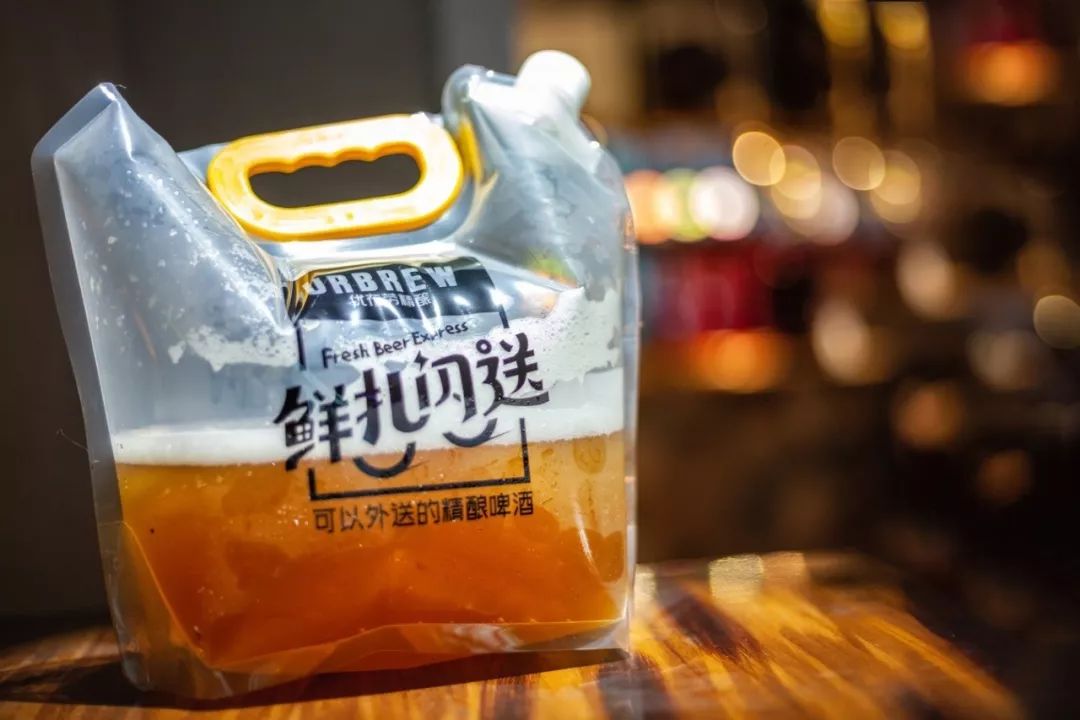 兰州的这家酒馆，用袋子装酒，穿堂过市