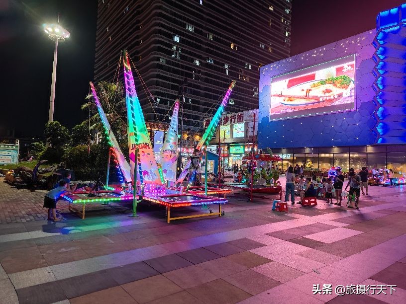 海口秀英《万达广场》夜景多彩梦幻，小区入住率高，儿童游乐丰富