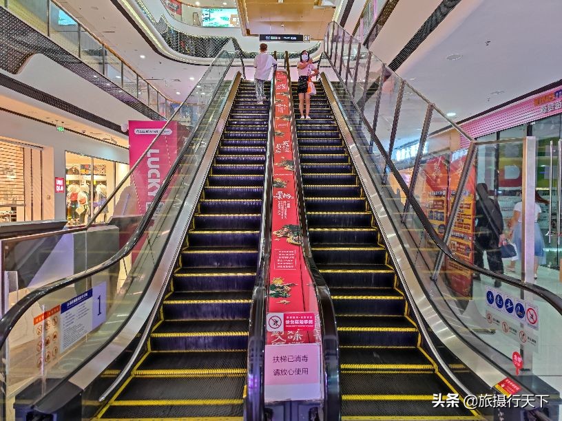 海口秀英《万达广场》夜景多彩梦幻，小区入住率高，儿童游乐丰富