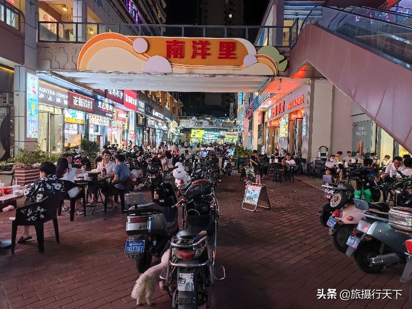 海口秀英《万达广场》夜景多彩梦幻，小区入住率高，儿童游乐丰富